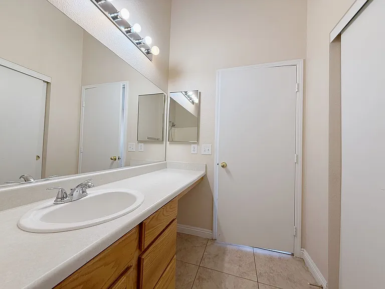 3320 Park Town St — Photo 5
