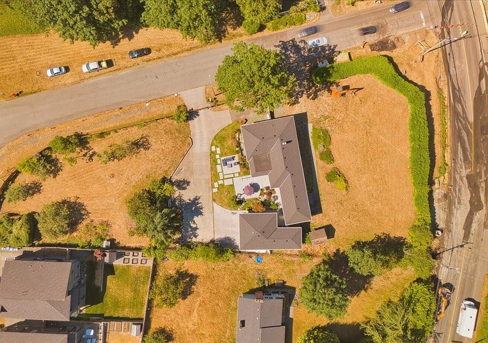 1st image of 2565 Departure Bay Rd
