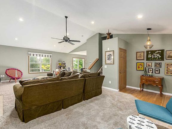 5th image of 444 Wheatfield Dr