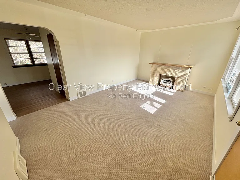 319 8a Ave S #UPPER — Photo 2