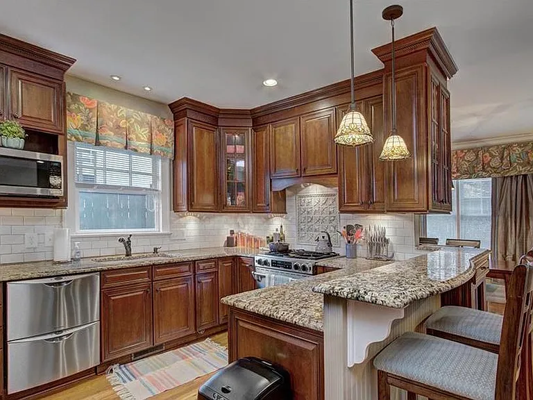 115 N Dotger Ave — Photo 2
