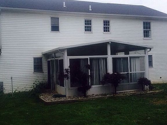 Sunporch in back 
