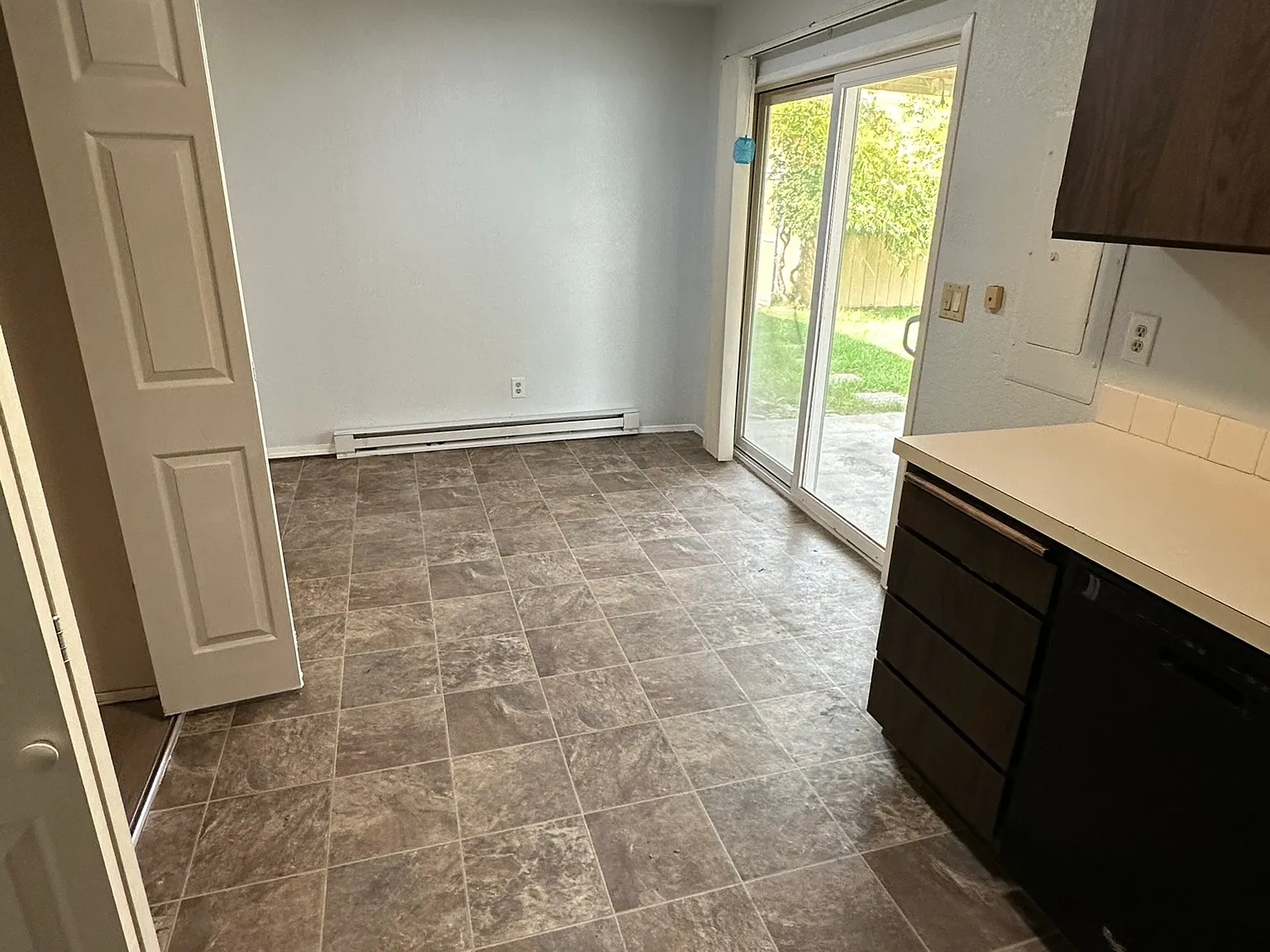 3 bed, 912 sqft, $1,750 — Photo 2