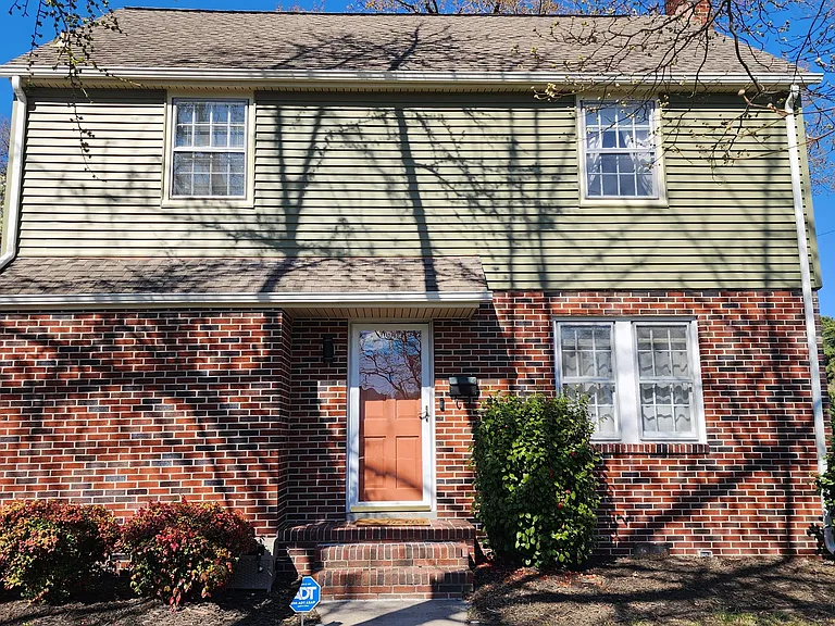 300 Russell St — Photo 1