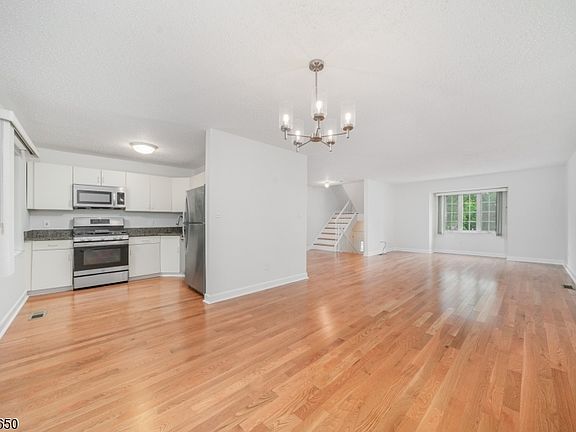 3rd image of 15 Starling Way