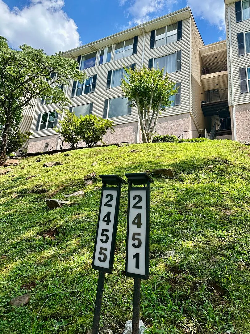 Spacious 2 Bedroom, 2 Bathroom Condominium with City Views — Photo 1