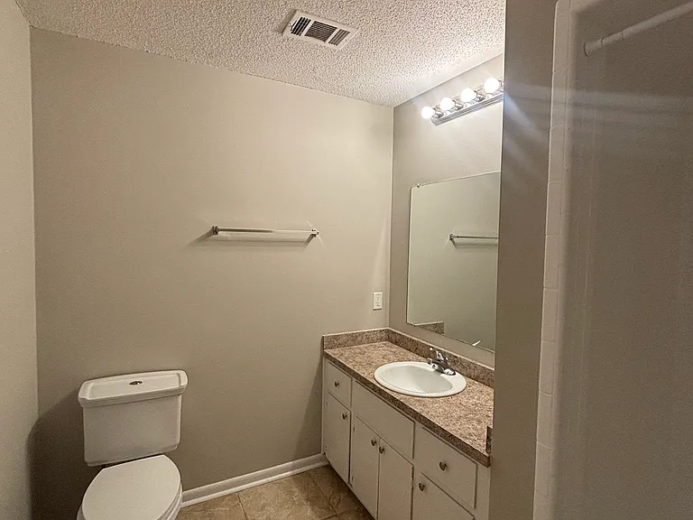 2221 Dorchester Dr — Photo 17
