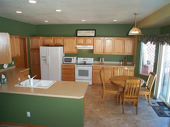 Kitchen- 9' ceilings
