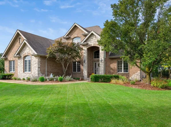 12984 Waterford Dr, Lemont, IL 60439