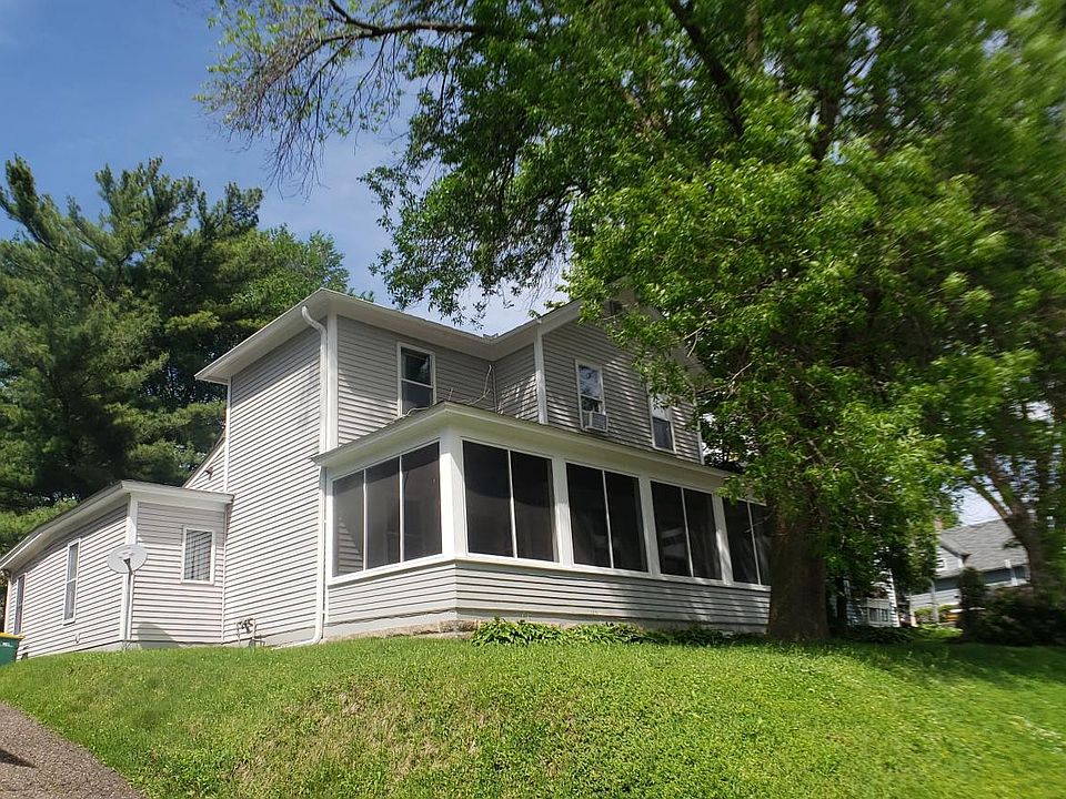 1st image of 706 Laurel St W #2