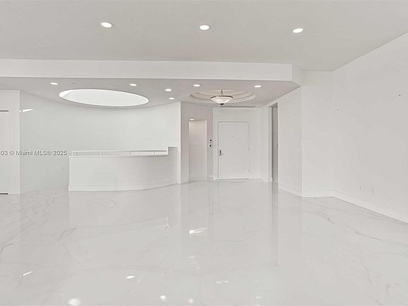 3rd image of 2000 Island Blvd #Penthouse 5