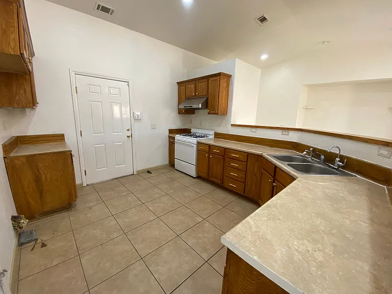 13632 Nassau Dr — Photo 4