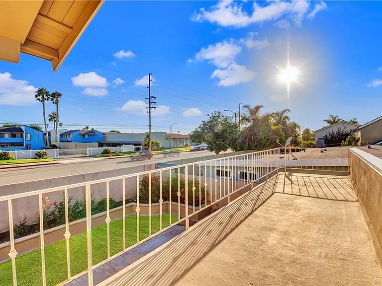 9642 Peppertree Dr — Photo 12