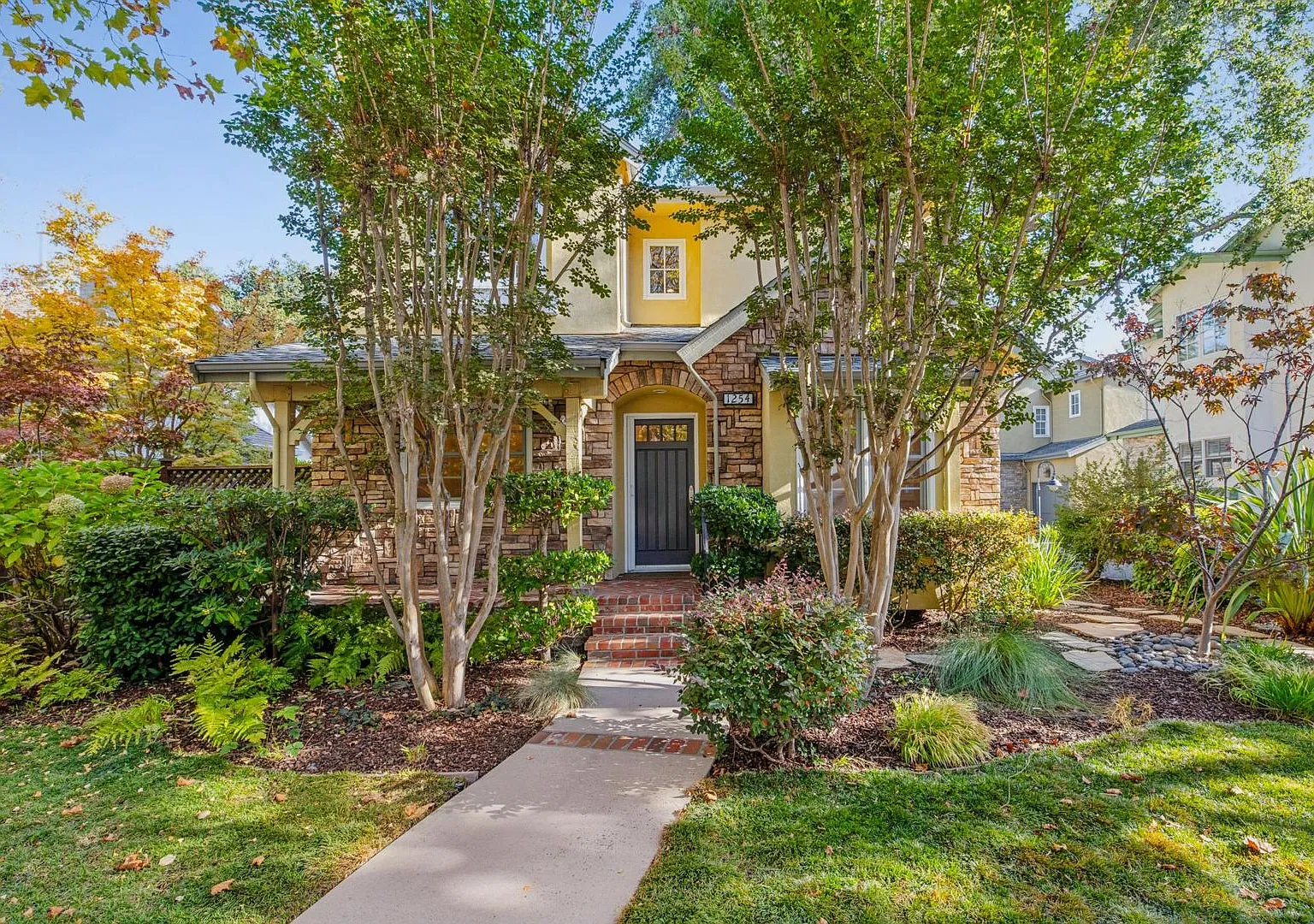 Elegant Downtown Menlo Park Residence with Timeless Architectural Detail — Photo 2