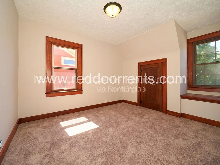 412 N Merrill St — Photo 5