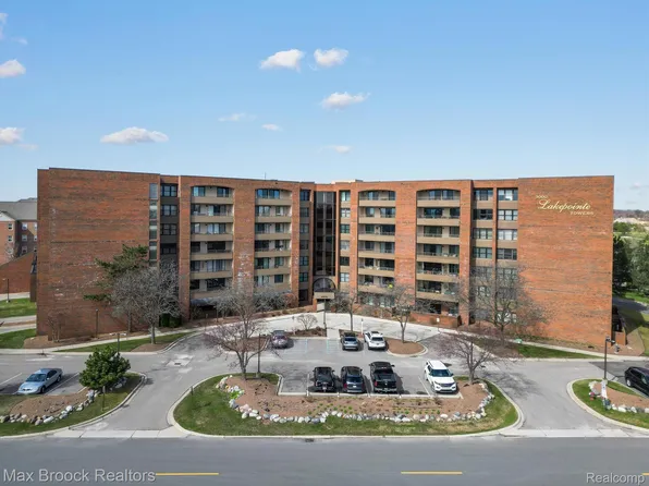 3105 Country Club Dr, Saint Clair Shores, MI 48082