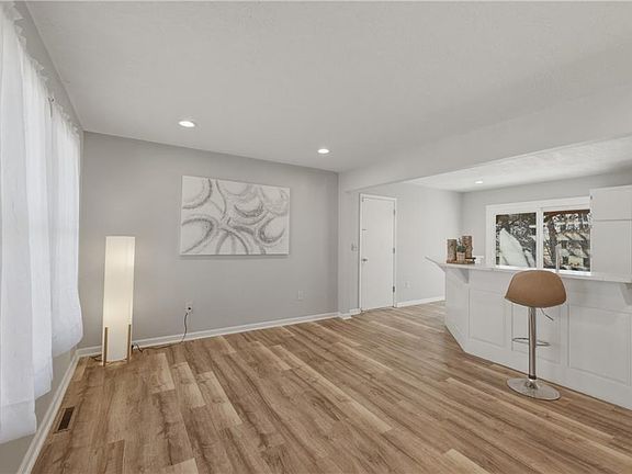 2nd image of 829 Quail Ridge Rd