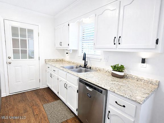 5th image of 7168 Oak Forest Dr