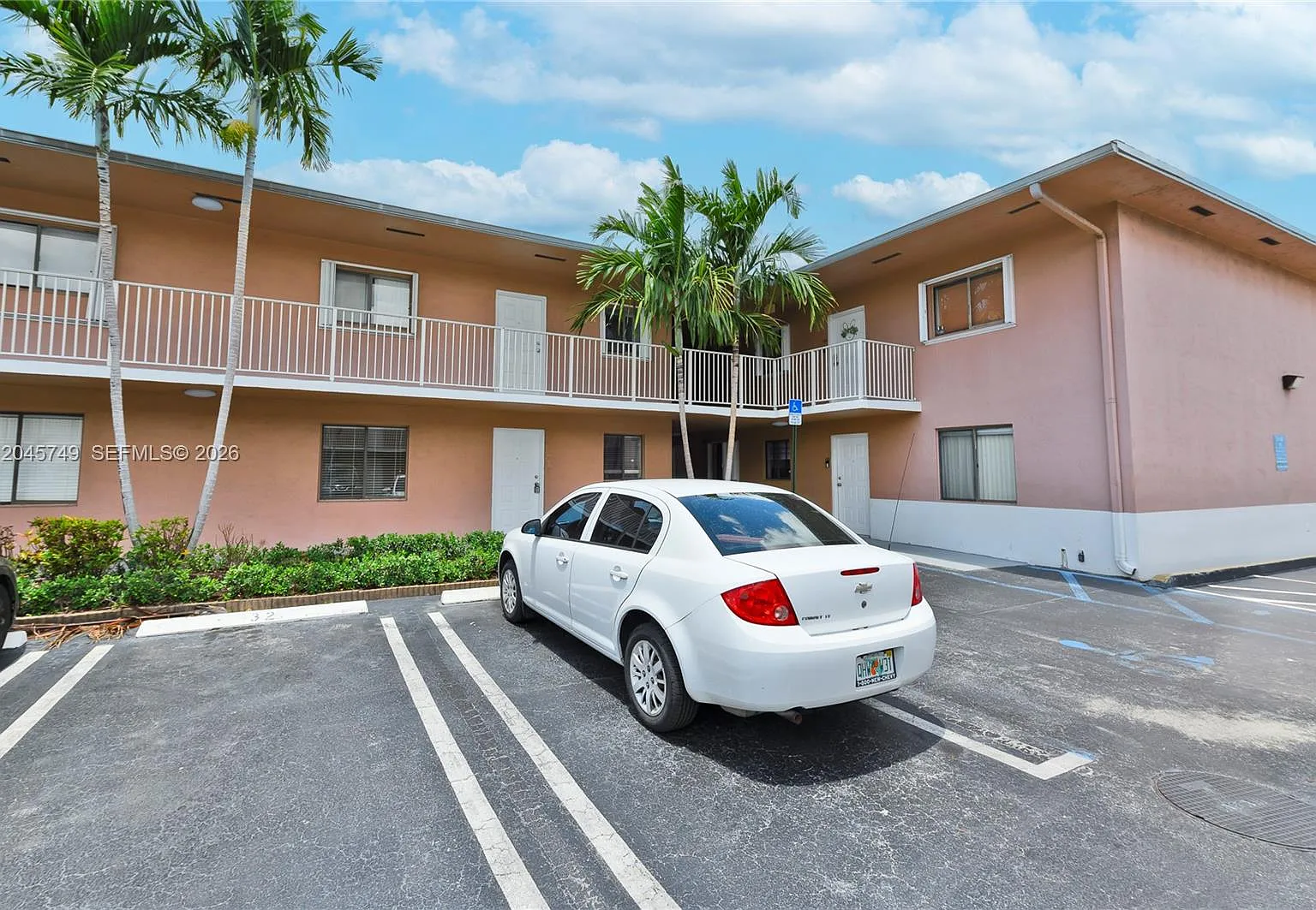 Villamore Condo — Photo 2