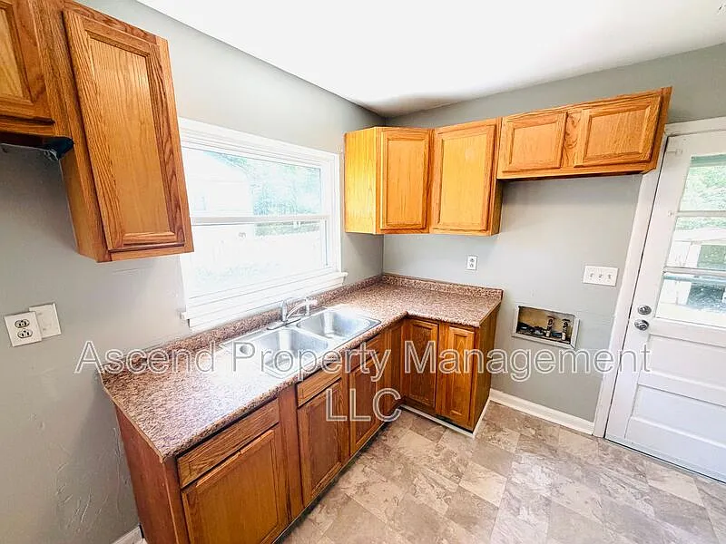 3 bed, 1.0 bath, $1,400 — Photo 2