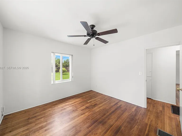 5730 SW 42nd Ter — Photo 7
