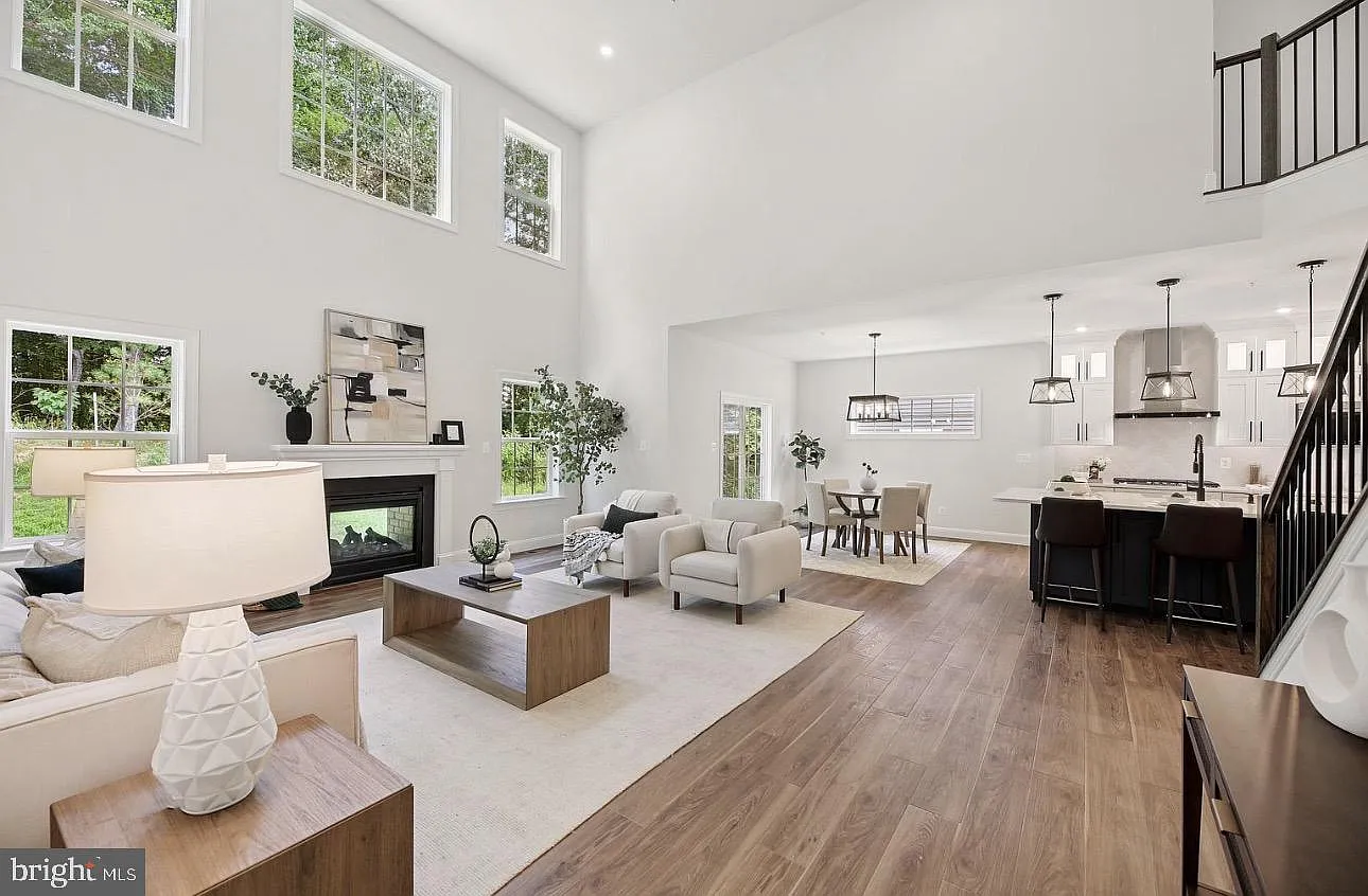 5 bed, 2.5 bath, 4920 sqft, $6,000 — Photo 2