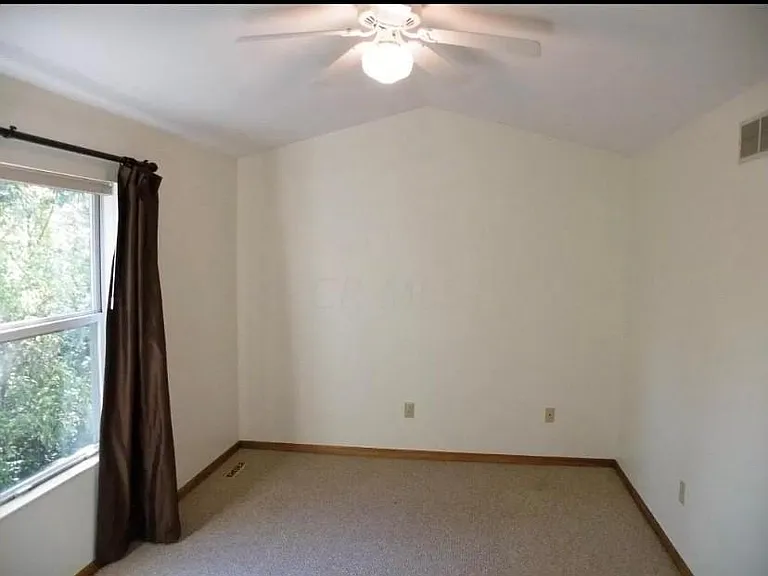82 Chaucer Ct — Photo 6