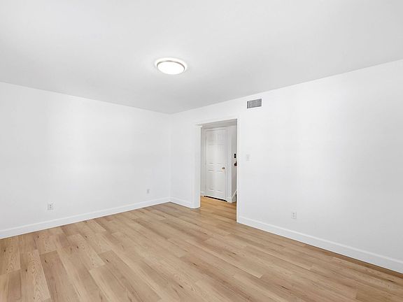 4th image of 353 Leawood Cir