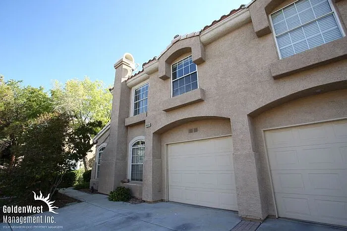 3 bed, 2.5 bath, 1321 sqft, $1,725 — Photo 2