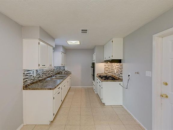 5th image of 304 Stratmore Dr