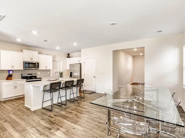 1241 37th Avenue Ln NE, Hickory, NC 28601