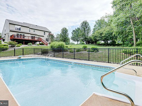 4th image of 501 Hyde Park Cir