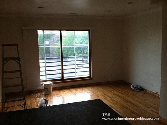 4th image of 907 W Belmont Ave APT 2R