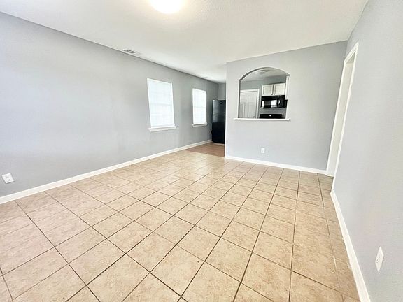 3rd image of 2781 Moffatt Ave