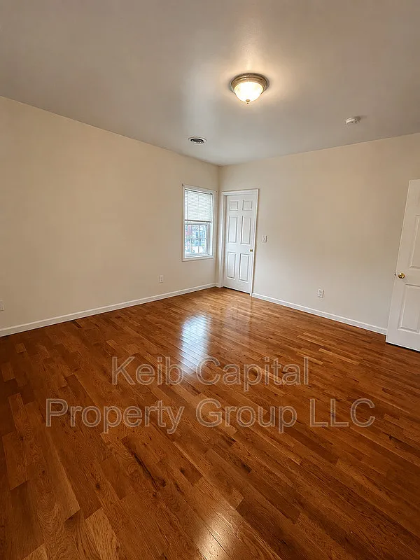 Building Photo - 130 Warren St #2C