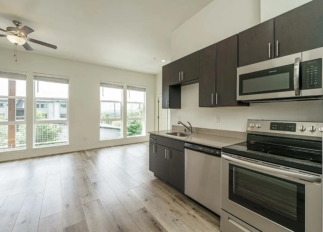 Building Photo - 2713 E Evergreen Blvd #202