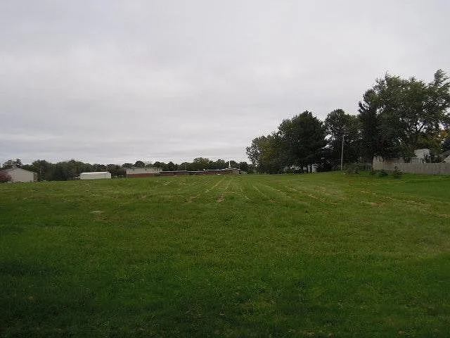 Private Backyard - 6 Acre Field to Rear