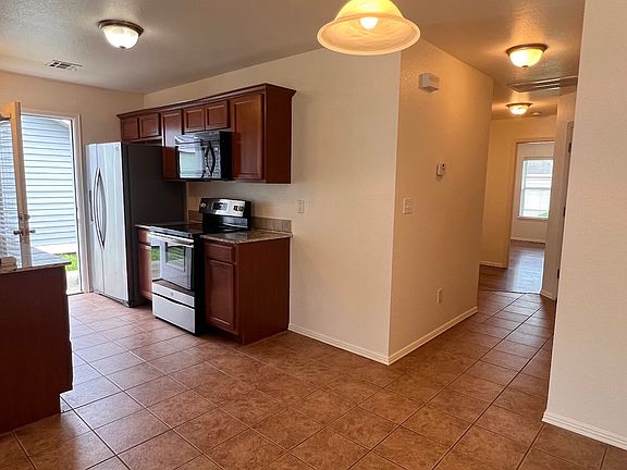 4th image of 4419 W Pecan St