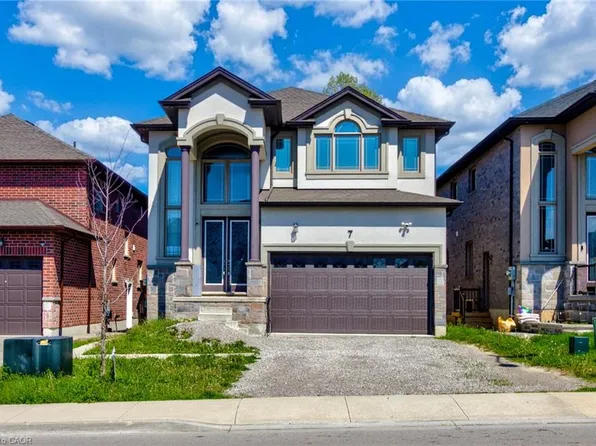 7 Chardonnay St, Hamilton, ON L8G 0B5