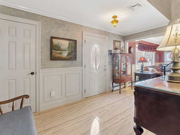 3rd image of 8 Osage Ln