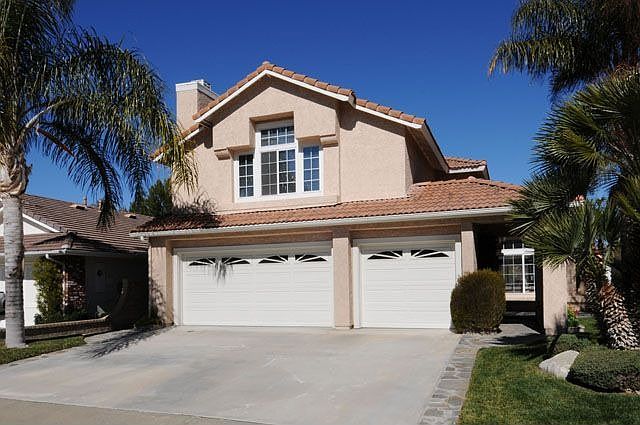 Double cul de sac - lots of flagstone trim