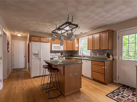 4th image of 87 Willard Ave