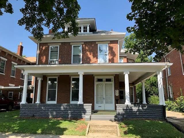 Located close to downtown near Historical District. Convenient to all shops and cafes!