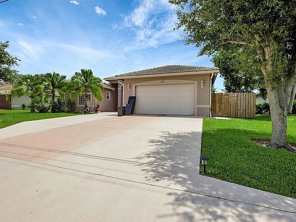 3rd image of 2549 SW Halissee St #1