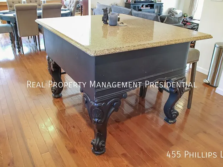 455 Phillips Ln — Photo 6