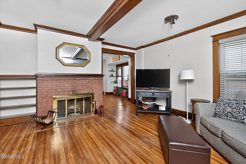5th image of 289 W Lawrence Street
