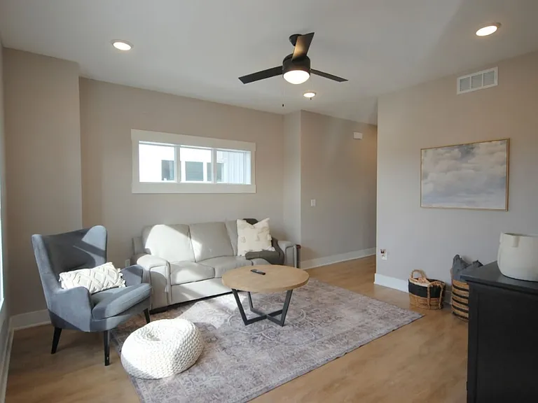 1208 S Linn St — Photo 8