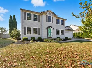 1137 N Finch Dr, Bowling Green, OH 43402