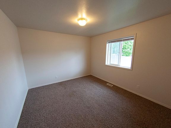5th image of 440 Sunrise Blvd N
