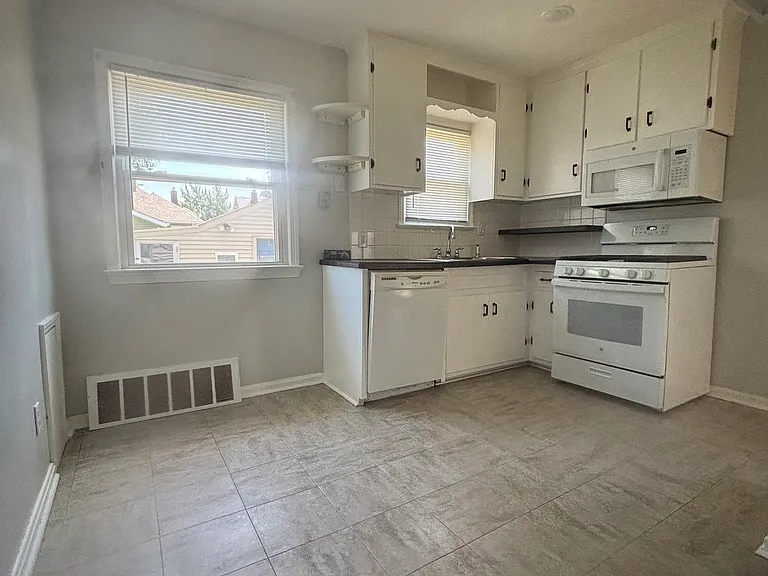 29932 Phillips Ave — Photo 10